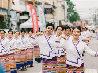 คณะศิลปศาสตร์,คณะรัฐศาสตร์และสังคมศาสตร์และวิทยาลัยการศึกษา,มหาวิทยาลัยพะเยา,ร่วมกับ,5,หน่วยงาน,และกว่า,14,ชุมชน,จัดประเพณีสืบสานวัฒนธรรมอันดีงามของจังหวัดพะเยา,“ประเพณีแห่ผ้าห่มพระธาตุจอมทอง”