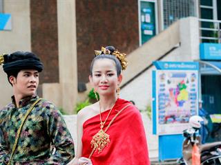 คณะศิลปศาสตร์,คณะรัฐศาสตร์และสังคมศาสตร์และวิทยาลัยการศึกษา,มหาวิทยาลัยพะเยา,ร่วมกับ,5,หน่วยงาน,และกว่า,14,ชุมชน,จัดประเพณีสืบสานวัฒนธรรมอันดีงามของจังหวัดพะเยา,“ประเพณีแห่ผ้าห่มพระธาตุจอมทอง”