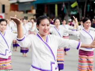 คณะศิลปศาสตร์,คณะรัฐศาสตร์และสังคมศาสตร์และวิทยาลัยการศึกษา,มหาวิทยาลัยพะเยา,ร่วมกับ,5,หน่วยงาน,และกว่า,14,ชุมชน,จัดประเพณีสืบสานวัฒนธรรมอันดีงามของจังหวัดพะเยา,“ประเพณีแห่ผ้าห่มพระธาตุจอมทอง”
