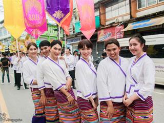 คณะศิลปศาสตร์,คณะรัฐศาสตร์และสังคมศาสตร์และวิทยาลัยการศึกษา,มหาวิทยาลัยพะเยา,ร่วมกับ,5,หน่วยงาน,และกว่า,14,ชุมชน,จัดประเพณีสืบสานวัฒนธรรมอันดีงามของจังหวัดพะเยา,“ประเพณีแห่ผ้าห่มพระธาตุจอมทอง”