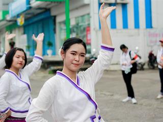 คณะศิลปศาสตร์,คณะรัฐศาสตร์และสังคมศาสตร์และวิทยาลัยการศึกษา,มหาวิทยาลัยพะเยา,ร่วมกับ,5,หน่วยงาน,และกว่า,14,ชุมชน,จัดประเพณีสืบสานวัฒนธรรมอันดีงามของจังหวัดพะเยา,“ประเพณีแห่ผ้าห่มพระธาตุจอมทอง”