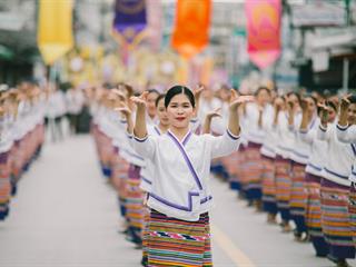 คณะศิลปศาสตร์,คณะรัฐศาสตร์และสังคมศาสตร์และวิทยาลัยการศึกษา,มหาวิทยาลัยพะเยา,ร่วมกับ,5,หน่วยงาน,และกว่า,14,ชุมชน,จัดประเพณีสืบสานวัฒนธรรมอันดีงามของจังหวัดพะเยา,“ประเพณีแห่ผ้าห่มพระธาตุจอมทอง”