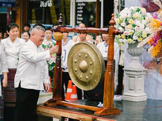 คณะศิลปศาสตร์,คณะรัฐศาสตร์และสังคมศาสตร์และวิทยาลัยการศึกษา,มหาวิทยาลัยพะเยา,ร่วมกับ,5,หน่วยงาน,และกว่า,14,ชุมชน,จัดประเพณีสืบสานวัฒนธรรมอันดีงามของจังหวัดพะเยา,“ประเพณีแห่ผ้าห่มพระธาตุจอมทอง”