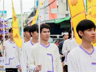คณะศิลปศาสตร์,คณะรัฐศาสตร์และสังคมศาสตร์และวิทยาลัยการศึกษา,มหาวิทยาลัยพะเยา,ร่วมกับ,5,หน่วยงาน,และกว่า,14,ชุมชน,จัดประเพณีสืบสานวัฒนธรรมอันดีงามของจังหวัดพะเยา,“ประเพณีแห่ผ้าห่มพระธาตุจอมทอง”