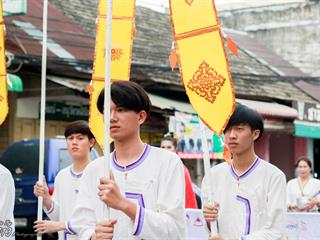คณะศิลปศาสตร์,คณะรัฐศาสตร์และสังคมศาสตร์และวิทยาลัยการศึกษา,มหาวิทยาลัยพะเยา,ร่วมกับ,5,หน่วยงาน,และกว่า,14,ชุมชน,จัดประเพณีสืบสานวัฒนธรรมอันดีงามของจังหวัดพะเยา,“ประเพณีแห่ผ้าห่มพระธาตุจอมทอง”