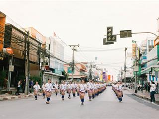 คณะศิลปศาสตร์,คณะรัฐศาสตร์และสังคมศาสตร์และวิทยาลัยการศึกษา,มหาวิทยาลัยพะเยา,ร่วมกับ,5,หน่วยงาน,และกว่า,14,ชุมชน,จัดประเพณีสืบสานวัฒนธรรมอันดีงามของจังหวัดพะเยา,“ประเพณีแห่ผ้าห่มพระธาตุจอมทอง”