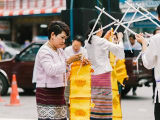 คณะศิลปศาสตร์,คณะรัฐศาสตร์และสังคมศาสตร์และวิทยาลัยการศึกษา,มหาวิทยาลัยพะเยา,ร่วมกับ,5,หน่วยงาน,และกว่า,14,ชุมชน,จัดประเพณีสืบสานวัฒนธรรมอันดีงามของจังหวัดพะเยา,“ประเพณีแห่ผ้าห่มพระธาตุจอมทอง”