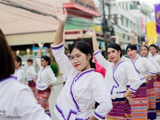 คณะศิลปศาสตร์,คณะรัฐศาสตร์และสังคมศาสตร์และวิทยาลัยการศึกษา,มหาวิทยาลัยพะเยา,ร่วมกับ,5,หน่วยงาน,และกว่า,14,ชุมชน,จัดประเพณีสืบสานวัฒนธรรมอันดีงามของจังหวัดพะเยา,“ประเพณีแห่ผ้าห่มพระธาตุจอมทอง”