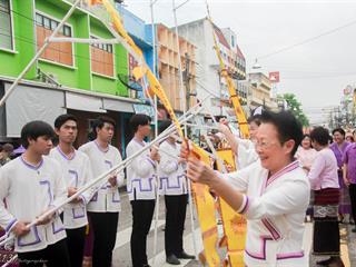 คณะศิลปศาสตร์,คณะรัฐศาสตร์และสังคมศาสตร์และวิทยาลัยการศึกษา,มหาวิทยาลัยพะเยา,ร่วมกับ,5,หน่วยงาน,และกว่า,14,ชุมชน,จัดประเพณีสืบสานวัฒนธรรมอันดีงามของจังหวัดพะเยา,“ประเพณีแห่ผ้าห่มพระธาตุจอมทอง”