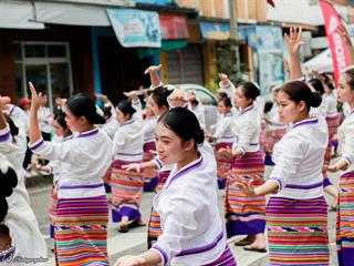 คณะศิลปศาสตร์,คณะรัฐศาสตร์และสังคมศาสตร์และวิทยาลัยการศึกษา,มหาวิทยาลัยพะเยา,ร่วมกับ,5,หน่วยงาน,และกว่า,14,ชุมชน,จัดประเพณีสืบสานวัฒนธรรมอันดีงามของจังหวัดพะเยา,“ประเพณีแห่ผ้าห่มพระธาตุจอมทอง”