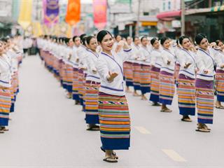 คณะศิลปศาสตร์,คณะรัฐศาสตร์และสังคมศาสตร์และวิทยาลัยการศึกษา,มหาวิทยาลัยพะเยา,ร่วมกับ,5,หน่วยงาน,และกว่า,14,ชุมชน,จัดประเพณีสืบสานวัฒนธรรมอันดีงามของจังหวัดพะเยา,“ประเพณีแห่ผ้าห่มพระธาตุจอมทอง”
