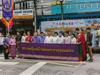 คณะศิลปศาสตร์,คณะรัฐศาสตร์และสังคมศาสตร์และวิทยาลัยการศึกษา,มหาวิทยาลัยพะเยา,ร่วมกับ,5,หน่วยงาน,และกว่า,14,ชุมชน,จัดประเพณีสืบสานวัฒนธรรมอันดีงามของจังหวัดพะเยา,“ประเพณีแห่ผ้าห่มพระธาตุจอมทอง”
