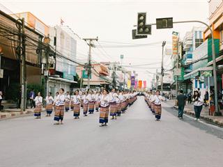 คณะศิลปศาสตร์,คณะรัฐศาสตร์และสังคมศาสตร์และวิทยาลัยการศึกษา,มหาวิทยาลัยพะเยา,ร่วมกับ,5,หน่วยงาน,และกว่า,14,ชุมชน,จัดประเพณีสืบสานวัฒนธรรมอันดีงามของจังหวัดพะเยา,“ประเพณีแห่ผ้าห่มพระธาตุจอมทอง”