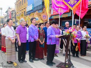 คณะศิลปศาสตร์,คณะรัฐศาสตร์และสังคมศาสตร์และวิทยาลัยการศึกษา,มหาวิทยาลัยพะเยา,ร่วมกับ,5,หน่วยงาน,และกว่า,14,ชุมชน,จัดประเพณีสืบสานวัฒนธรรมอันดีงามของจังหวัดพะเยา,“ประเพณีแห่ผ้าห่มพระธาตุจอมทอง”
