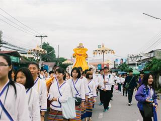 คณะศิลปศาสตร์,คณะรัฐศาสตร์และสังคมศาสตร์และวิทยาลัยการศึกษา,มหาวิทยาลัยพะเยา,ร่วมกับ,5,หน่วยงาน,และกว่า,14,ชุมชน,จัดประเพณีสืบสานวัฒนธรรมอันดีงามของจังหวัดพะเยา,“ประเพณีแห่ผ้าห่มพระธาตุจอมทอง”