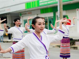 คณะศิลปศาสตร์,คณะรัฐศาสตร์และสังคมศาสตร์และวิทยาลัยการศึกษา,มหาวิทยาลัยพะเยา,ร่วมกับ,5,หน่วยงาน,และกว่า,14,ชุมชน,จัดประเพณีสืบสานวัฒนธรรมอันดีงามของจังหวัดพะเยา,“ประเพณีแห่ผ้าห่มพระธาตุจอมทอง”