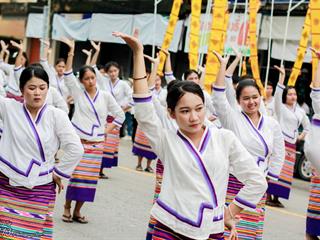 คณะศิลปศาสตร์,คณะรัฐศาสตร์และสังคมศาสตร์และวิทยาลัยการศึกษา,มหาวิทยาลัยพะเยา,ร่วมกับ,5,หน่วยงาน,และกว่า,14,ชุมชน,จัดประเพณีสืบสานวัฒนธรรมอันดีงามของจังหวัดพะเยา,“ประเพณีแห่ผ้าห่มพระธาตุจอมทอง”