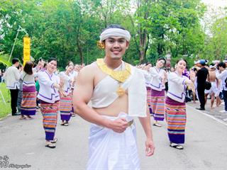 คณะศิลปศาสตร์,คณะรัฐศาสตร์และสังคมศาสตร์และวิทยาลัยการศึกษา,มหาวิทยาลัยพะเยา,ร่วมกับ,5,หน่วยงาน,และกว่า,14,ชุมชน,จัดประเพณีสืบสานวัฒนธรรมอันดีงามของจังหวัดพะเยา,“ประเพณีแห่ผ้าห่มพระธาตุจอมทอง”
