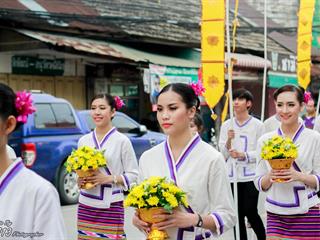 คณะศิลปศาสตร์,คณะรัฐศาสตร์และสังคมศาสตร์และวิทยาลัยการศึกษา,มหาวิทยาลัยพะเยา,ร่วมกับ,5,หน่วยงาน,และกว่า,14,ชุมชน,จัดประเพณีสืบสานวัฒนธรรมอันดีงามของจังหวัดพะเยา,“ประเพณีแห่ผ้าห่มพระธาตุจอมทอง”