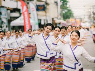 คณะศิลปศาสตร์,คณะรัฐศาสตร์และสังคมศาสตร์และวิทยาลัยการศึกษา,มหาวิทยาลัยพะเยา,ร่วมกับ,5,หน่วยงาน,และกว่า,14,ชุมชน,จัดประเพณีสืบสานวัฒนธรรมอันดีงามของจังหวัดพะเยา,“ประเพณีแห่ผ้าห่มพระธาตุจอมทอง”