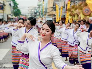 คณะศิลปศาสตร์,คณะรัฐศาสตร์และสังคมศาสตร์และวิทยาลัยการศึกษา,มหาวิทยาลัยพะเยา,ร่วมกับ,5,หน่วยงาน,และกว่า,14,ชุมชน,จัดประเพณีสืบสานวัฒนธรรมอันดีงามของจังหวัดพะเยา,“ประเพณีแห่ผ้าห่มพระธาตุจอมทอง”
