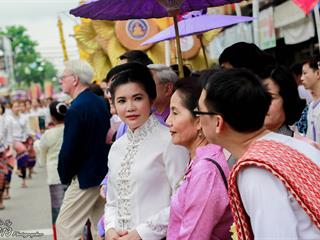 คณะศิลปศาสตร์,คณะรัฐศาสตร์และสังคมศาสตร์และวิทยาลัยการศึกษา,มหาวิทยาลัยพะเยา,ร่วมกับ,5,หน่วยงาน,และกว่า,14,ชุมชน,จัดประเพณีสืบสานวัฒนธรรมอันดีงามของจังหวัดพะเยา,“ประเพณีแห่ผ้าห่มพระธาตุจอมทอง”