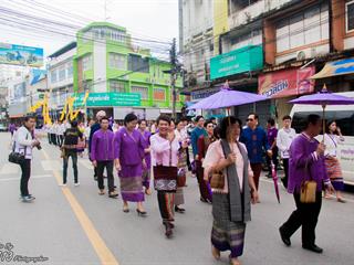 คณะศิลปศาสตร์,คณะรัฐศาสตร์และสังคมศาสตร์และวิทยาลัยการศึกษา,มหาวิทยาลัยพะเยา,ร่วมกับ,5,หน่วยงาน,และกว่า,14,ชุมชน,จัดประเพณีสืบสานวัฒนธรรมอันดีงามของจังหวัดพะเยา,“ประเพณีแห่ผ้าห่มพระธาตุจอมทอง”