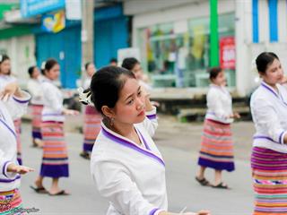 คณะศิลปศาสตร์,คณะรัฐศาสตร์และสังคมศาสตร์และวิทยาลัยการศึกษา,มหาวิทยาลัยพะเยา,ร่วมกับ,5,หน่วยงาน,และกว่า,14,ชุมชน,จัดประเพณีสืบสานวัฒนธรรมอันดีงามของจังหวัดพะเยา,“ประเพณีแห่ผ้าห่มพระธาตุจอมทอง”