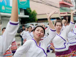 คณะศิลปศาสตร์,คณะรัฐศาสตร์และสังคมศาสตร์และวิทยาลัยการศึกษา,มหาวิทยาลัยพะเยา,ร่วมกับ,5,หน่วยงาน,และกว่า,14,ชุมชน,จัดประเพณีสืบสานวัฒนธรรมอันดีงามของจังหวัดพะเยา,“ประเพณีแห่ผ้าห่มพระธาตุจอมทอง”