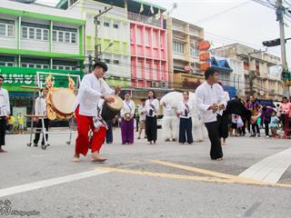 คณะศิลปศาสตร์,คณะรัฐศาสตร์และสังคมศาสตร์และวิทยาลัยการศึกษา,มหาวิทยาลัยพะเยา,ร่วมกับ,5,หน่วยงาน,และกว่า,14,ชุมชน,จัดประเพณีสืบสานวัฒนธรรมอันดีงามของจังหวัดพะเยา,“ประเพณีแห่ผ้าห่มพระธาตุจอมทอง”