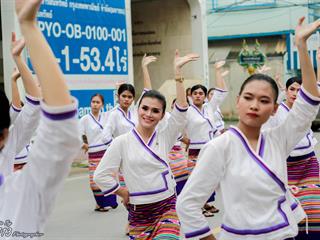 คณะศิลปศาสตร์,คณะรัฐศาสตร์และสังคมศาสตร์และวิทยาลัยการศึกษา,มหาวิทยาลัยพะเยา,ร่วมกับ,5,หน่วยงาน,และกว่า,14,ชุมชน,จัดประเพณีสืบสานวัฒนธรรมอันดีงามของจังหวัดพะเยา,“ประเพณีแห่ผ้าห่มพระธาตุจอมทอง”