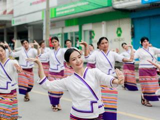คณะศิลปศาสตร์,คณะรัฐศาสตร์และสังคมศาสตร์และวิทยาลัยการศึกษา,มหาวิทยาลัยพะเยา,ร่วมกับ,5,หน่วยงาน,และกว่า,14,ชุมชน,จัดประเพณีสืบสานวัฒนธรรมอันดีงามของจังหวัดพะเยา,“ประเพณีแห่ผ้าห่มพระธาตุจอมทอง”