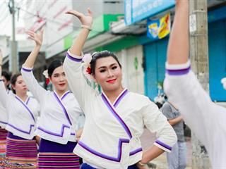 คณะศิลปศาสตร์,คณะรัฐศาสตร์และสังคมศาสตร์และวิทยาลัยการศึกษา,มหาวิทยาลัยพะเยา,ร่วมกับ,5,หน่วยงาน,และกว่า,14,ชุมชน,จัดประเพณีสืบสานวัฒนธรรมอันดีงามของจังหวัดพะเยา,“ประเพณีแห่ผ้าห่มพระธาตุจอมทอง”