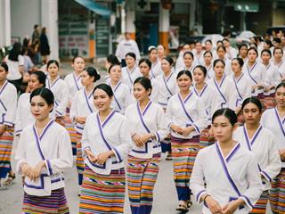 คณะศิลปศาสตร์,คณะรัฐศาสตร์และสังคมศาสตร์และวิทยาลัยการศึกษา,มหาวิทยาลัยพะเยา,ร่วมกับ,5,หน่วยงาน,และกว่า,14,ชุมชน,จัดประเพณีสืบสานวัฒนธรรมอันดีงามของจังหวัดพะเยา,“ประเพณีแห่ผ้าห่มพระธาตุจอมทอง”