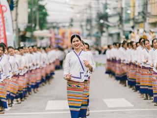 คณะศิลปศาสตร์,คณะรัฐศาสตร์และสังคมศาสตร์และวิทยาลัยการศึกษา,มหาวิทยาลัยพะเยา,ร่วมกับ,5,หน่วยงาน,และกว่า,14,ชุมชน,จัดประเพณีสืบสานวัฒนธรรมอันดีงามของจังหวัดพะเยา,“ประเพณีแห่ผ้าห่มพระธาตุจอมทอง”