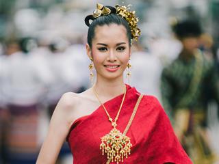 คณะศิลปศาสตร์,คณะรัฐศาสตร์และสังคมศาสตร์และวิทยาลัยการศึกษา,มหาวิทยาลัยพะเยา,ร่วมกับ,5,หน่วยงาน,และกว่า,14,ชุมชน,จัดประเพณีสืบสานวัฒนธรรมอันดีงามของจังหวัดพะเยา,“ประเพณีแห่ผ้าห่มพระธาตุจอมทอง”