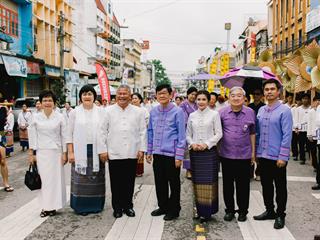 คณะศิลปศาสตร์,คณะรัฐศาสตร์และสังคมศาสตร์และวิทยาลัยการศึกษา,มหาวิทยาลัยพะเยา,ร่วมกับ,5,หน่วยงาน,และกว่า,14,ชุมชน,จัดประเพณีสืบสานวัฒนธรรมอันดีงามของจังหวัดพะเยา,“ประเพณีแห่ผ้าห่มพระธาตุจอมทอง”