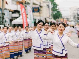 คณะศิลปศาสตร์,คณะรัฐศาสตร์และสังคมศาสตร์และวิทยาลัยการศึกษา,มหาวิทยาลัยพะเยา,ร่วมกับ,5,หน่วยงาน,และกว่า,14,ชุมชน,จัดประเพณีสืบสานวัฒนธรรมอันดีงามของจังหวัดพะเยา,“ประเพณีแห่ผ้าห่มพระธาตุจอมทอง”