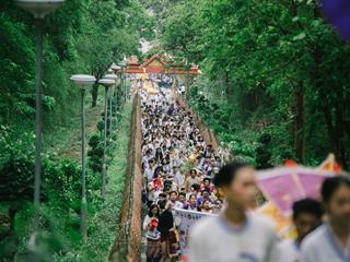 คณะศิลปศาสตร์,คณะรัฐศาสตร์และสังคมศาสตร์และวิทยาลัยการศึกษา,มหาวิทยาลัยพะเยา,ร่วมกับ,5,หน่วยงาน,และกว่า,14,ชุมชน,จัดประเพณีสืบสานวัฒนธรรมอันดีงามของจังหวัดพะเยา,“ประเพณีแห่ผ้าห่มพระธาตุจอมทอง”