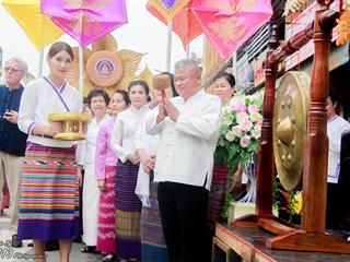 คณะศิลปศาสตร์,คณะรัฐศาสตร์และสังคมศาสตร์และวิทยาลัยการศึกษา,มหาวิทยาลัยพะเยา,ร่วมกับ,5,หน่วยงาน,และกว่า,14,ชุมชน,จัดประเพณีสืบสานวัฒนธรรมอันดีงามของจังหวัดพะเยา,“ประเพณีแห่ผ้าห่มพระธาตุจอมทอง”