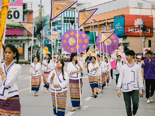 คณะศิลปศาสตร์,คณะรัฐศาสตร์และสังคมศาสตร์และวิทยาลัยการศึกษา,มหาวิทยาลัยพะเยา,ร่วมกับ,5,หน่วยงาน,และกว่า,14,ชุมชน,จัดประเพณีสืบสานวัฒนธรรมอันดีงามของจังหวัดพะเยา,“ประเพณีแห่ผ้าห่มพระธาตุจอมทอง”