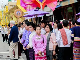 คณะศิลปศาสตร์,คณะรัฐศาสตร์และสังคมศาสตร์และวิทยาลัยการศึกษา,มหาวิทยาลัยพะเยา,ร่วมกับ,5,หน่วยงาน,และกว่า,14,ชุมชน,จัดประเพณีสืบสานวัฒนธรรมอันดีงามของจังหวัดพะเยา,“ประเพณีแห่ผ้าห่มพระธาตุจอมทอง”