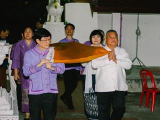 คณะศิลปศาสตร์,คณะรัฐศาสตร์และสังคมศาสตร์และวิทยาลัยการศึกษา,มหาวิทยาลัยพะเยา,ร่วมกับ,5,หน่วยงาน,และกว่า,14,ชุมชน,จัดประเพณีสืบสานวัฒนธรรมอันดีงามของจังหวัดพะเยา,“ประเพณีแห่ผ้าห่มพระธาตุจอมทอง”