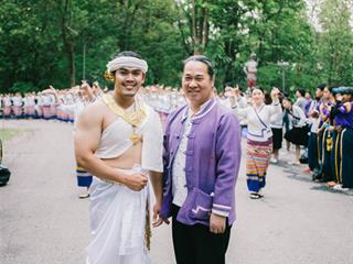 คณะศิลปศาสตร์,คณะรัฐศาสตร์และสังคมศาสตร์และวิทยาลัยการศึกษา,มหาวิทยาลัยพะเยา,ร่วมกับ,5,หน่วยงาน,และกว่า,14,ชุมชน,จัดประเพณีสืบสานวัฒนธรรมอันดีงามของจังหวัดพะเยา,“ประเพณีแห่ผ้าห่มพระธาตุจอมทอง”