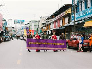 คณะศิลปศาสตร์,คณะรัฐศาสตร์และสังคมศาสตร์และวิทยาลัยการศึกษา,มหาวิทยาลัยพะเยา,ร่วมกับ,5,หน่วยงาน,และกว่า,14,ชุมชน,จัดประเพณีสืบสานวัฒนธรรมอันดีงามของจังหวัดพะเยา,“ประเพณีแห่ผ้าห่มพระธาตุจอมทอง”
