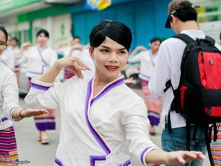 คณะศิลปศาสตร์,คณะรัฐศาสตร์และสังคมศาสตร์และวิทยาลัยการศึกษา,มหาวิทยาลัยพะเยา,ร่วมกับ,5,หน่วยงาน,และกว่า,14,ชุมชน,จัดประเพณีสืบสานวัฒนธรรมอันดีงามของจังหวัดพะเยา,“ประเพณีแห่ผ้าห่มพระธาตุจอมทอง”