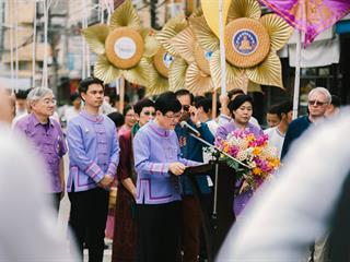 คณะศิลปศาสตร์,คณะรัฐศาสตร์และสังคมศาสตร์และวิทยาลัยการศึกษา,มหาวิทยาลัยพะเยา,ร่วมกับ,5,หน่วยงาน,และกว่า,14,ชุมชน,จัดประเพณีสืบสานวัฒนธรรมอันดีงามของจังหวัดพะเยา,“ประเพณีแห่ผ้าห่มพระธาตุจอมทอง”
