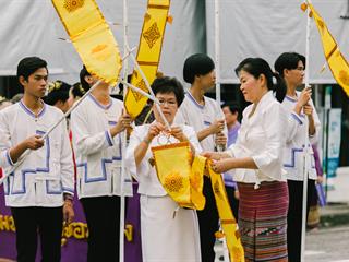 คณะศิลปศาสตร์,คณะรัฐศาสตร์และสังคมศาสตร์และวิทยาลัยการศึกษา,มหาวิทยาลัยพะเยา,ร่วมกับ,5,หน่วยงาน,และกว่า,14,ชุมชน,จัดประเพณีสืบสานวัฒนธรรมอันดีงามของจังหวัดพะเยา,“ประเพณีแห่ผ้าห่มพระธาตุจอมทอง”