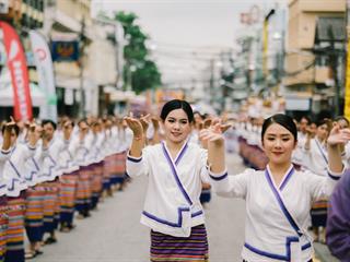 คณะศิลปศาสตร์,คณะรัฐศาสตร์และสังคมศาสตร์และวิทยาลัยการศึกษา,มหาวิทยาลัยพะเยา,ร่วมกับ,5,หน่วยงาน,และกว่า,14,ชุมชน,จัดประเพณีสืบสานวัฒนธรรมอันดีงามของจังหวัดพะเยา,“ประเพณีแห่ผ้าห่มพระธาตุจอมทอง”