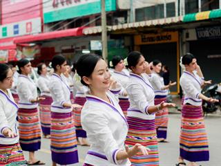 คณะศิลปศาสตร์,คณะรัฐศาสตร์และสังคมศาสตร์และวิทยาลัยการศึกษา,มหาวิทยาลัยพะเยา,ร่วมกับ,5,หน่วยงาน,และกว่า,14,ชุมชน,จัดประเพณีสืบสานวัฒนธรรมอันดีงามของจังหวัดพะเยา,“ประเพณีแห่ผ้าห่มพระธาตุจอมทอง”